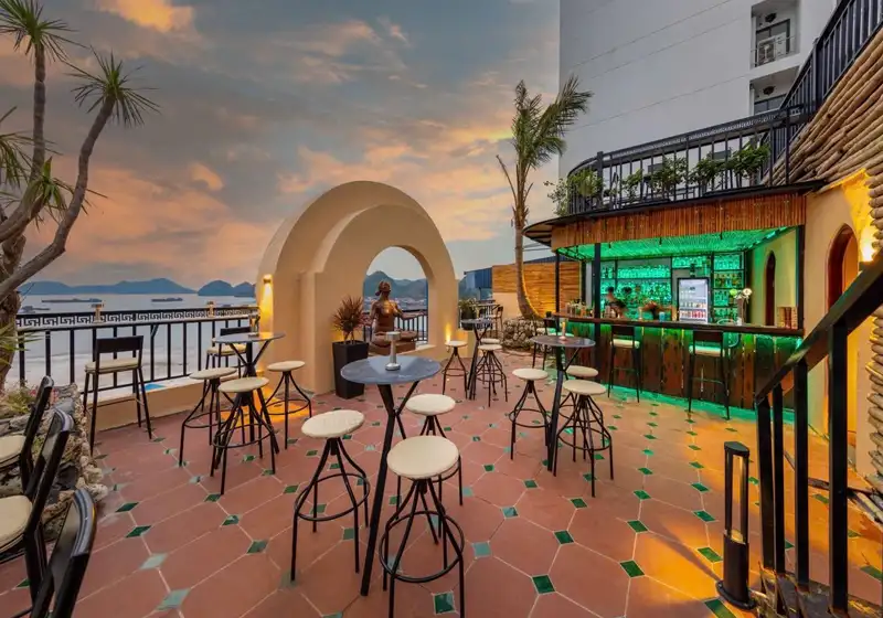 Quán cafe view biển Cát Bà
